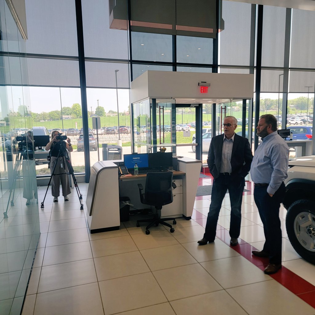Enjoyed chatting with <a href="/KETV/">KETV NewsWatch 7</a> at Don Carmelo's over lunch and then <a href="/3NewsNowOmaha/">KMTV 3 News Now</a> at Woodhouse Nissan this afternoon! 🍕🚘
The interest in this campaign has grown day by day, and I'm grateful local media has fairly covered this race! 👍
There's plenty of time to get out and vote