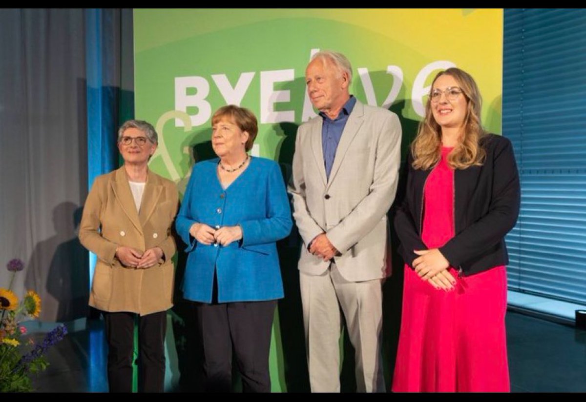 Die wenigsten wissen es, #Medien vermeiden das Thema: #Merkel ist nie wirklich der #CDU beigetreten.

1989, als sich die Wende in der DDR bereits abzeichnete wollte sie eigentlich der #SPD beitreten, entschied sich dann aber doch für den „Demokratischen Aufbruch“.

Dieser… (1/4)