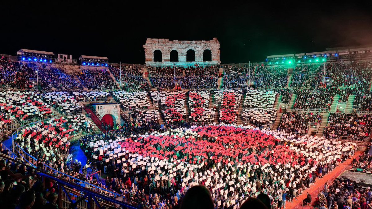 ma la bellezza della fan action tutta per Annalisa 🥺🤍 #Annalisa #TuttiInArena