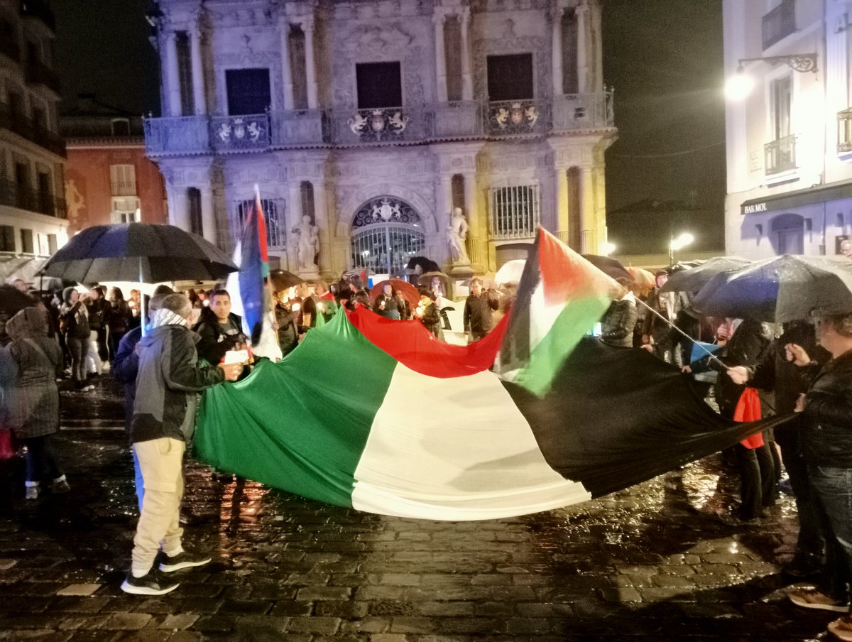 Iruñean manifestazioa isila #Palestinaren alde egiten dute