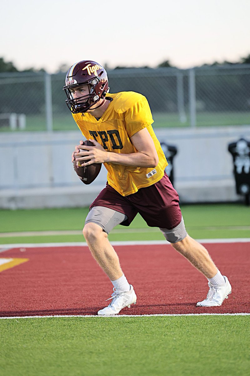 DRIPPING SPRINGS TIGER QB @maddox_maher HIS FOCUS THIS SPRING BALL IS ON ANOTHER LEVEL. THE EYES TELL YOU EVERYTHING. BIG BIG THINGS COMING. GO TIGERS GO! @marisa_tuzzi @CoachGZimmerman @var_austin @A_Pena4 @ben_reid31 @DripFB @PigskinsDs