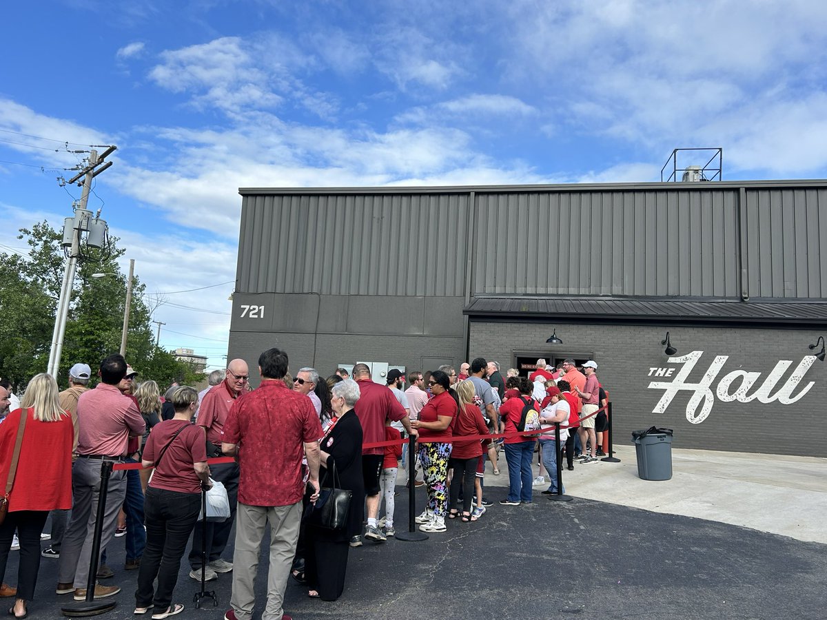 Here’s the line to get into John Calipari’s sold out Razorback Roadshow event at The Hall in Little Rock. Stretches to the sidewalk. Doors open in a few minutes.