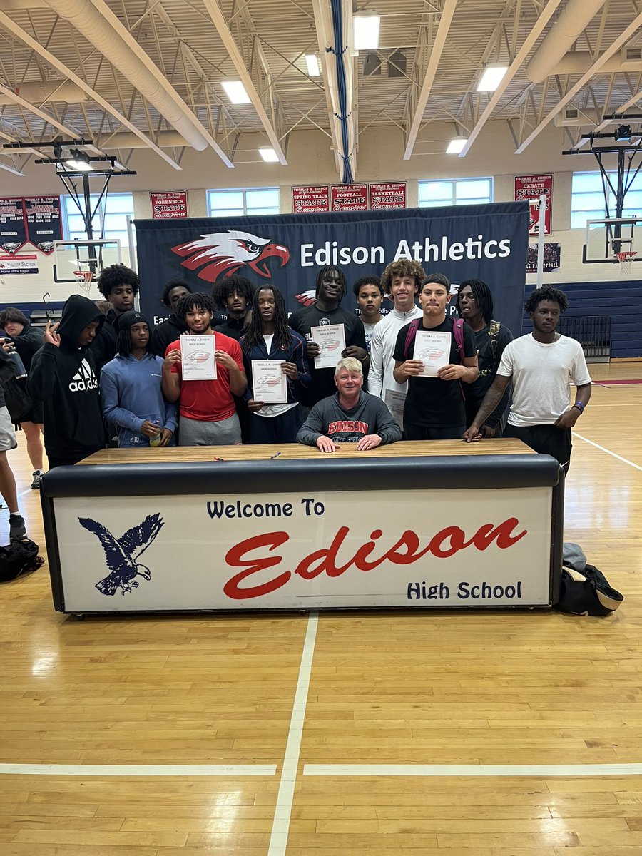 Congratulations to our student-athletes who will be competing at the next level! What an accomplishment! The Edison community wishes you nothing but success!! #EAGLEPRIDE #FAMILY 🦅 🏈