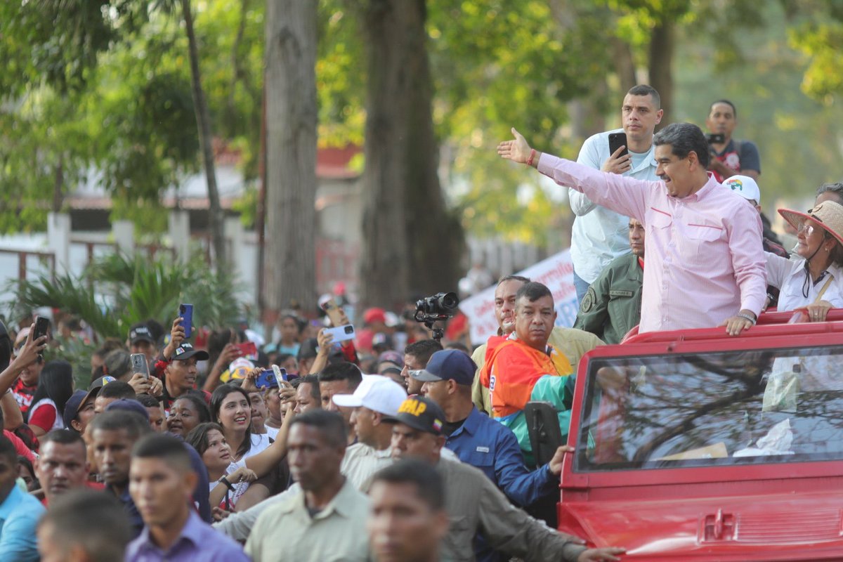 #EnFotos📸 El municipio Cocorote en el estado #Yaracuy desbordó alegría con la llegada del Pdte. @NicolasMaduro, quien entregó a la comunidad obras ejecutadas por las #Bricomiles #14May #VenezuelaVaPaArriba