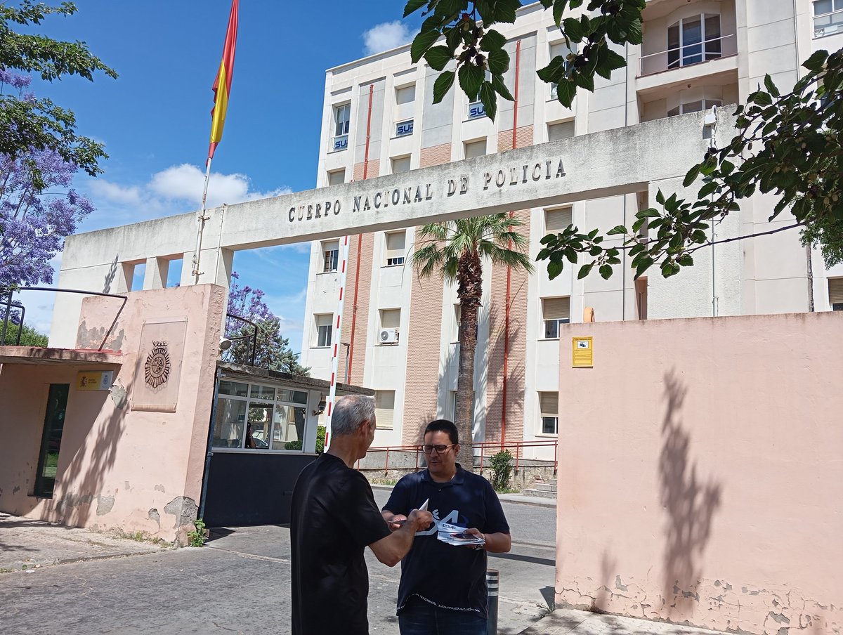 Hoy a tope por las Comisarías de @Sevilla con @NatanEspinosa2 y Fran @EYAPolicia Propuesta a compañeros: BAJA en sus sindicatos si estos siguen impasivos y no se suman al Conflicto colectivo permanente. NO HAY MAS ESCUSAS. #SinConflictoBajasYA #EquiparacionYa