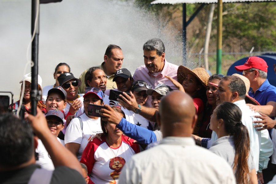 #Ahora Pdte. @NicolasMaduro: Todos los días me nutro de la sabiduría de la gente de a pie, porque somos los mismos.

#14May
#VenezuelaVaPaArriba