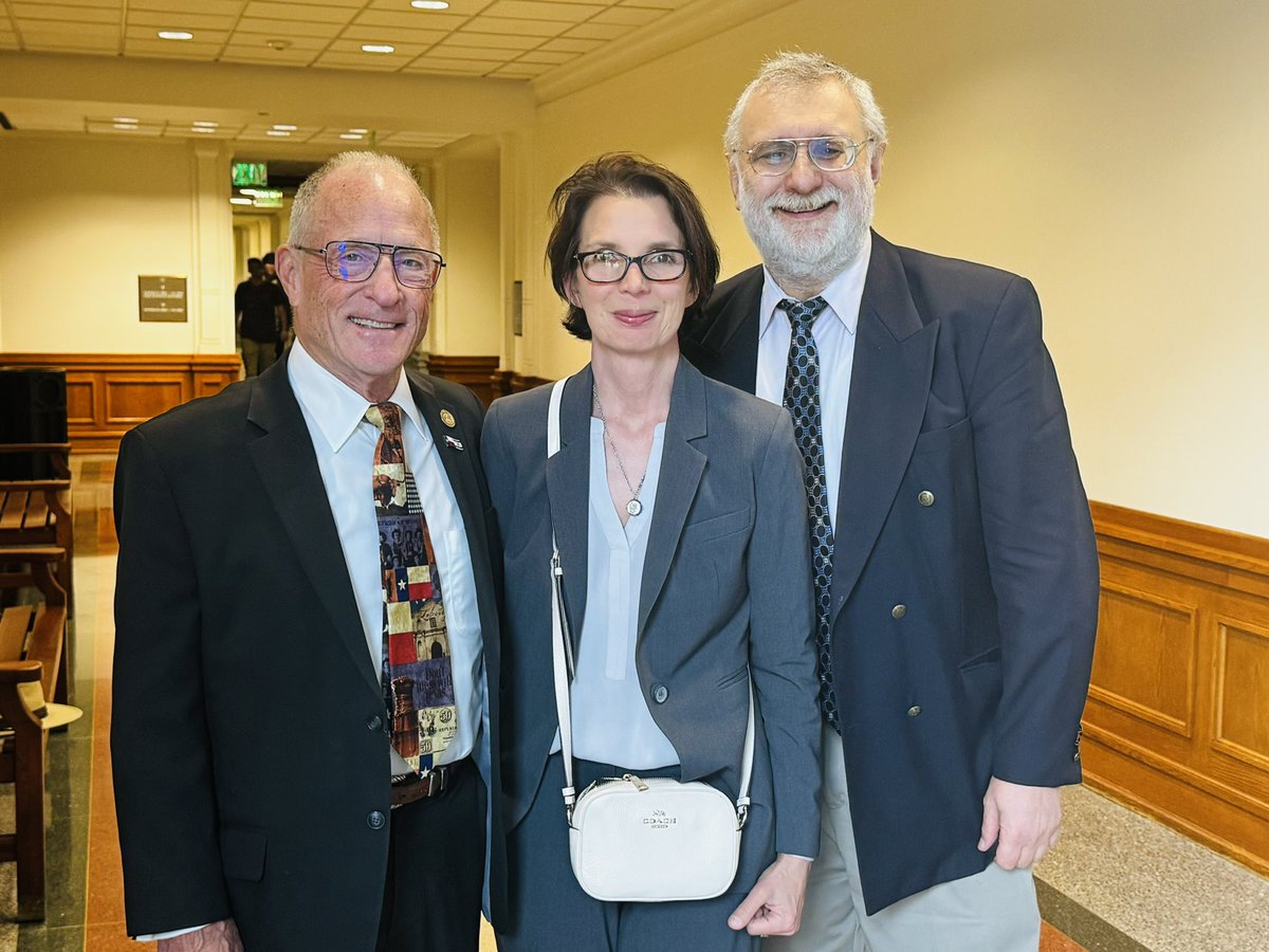 Today in Texas Senate hearing with two amazing men. Medical freedom champion @SenatorBobHall and Dr David Wiseman scientist extraordinaire @AdhesionsOrg #HonestMedicine