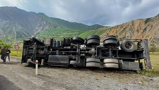 Hakkari’de yakıt tankeri yan yattı gazetevan.com/haber/bolge-ha… #van #vanhaber