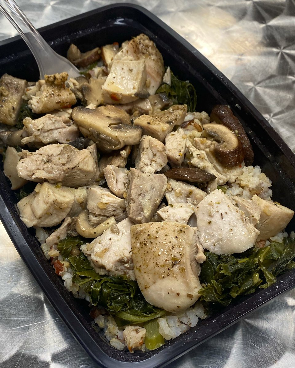 This week’s LeanAndCleanMealCo.com

Chicken and mushrooms with wild rice and braised greens

Estimated Macronutrients
Protein: 68g
Fat: 18g
Carbohydrate: 110g
Fiber: 12g
Calories: 826