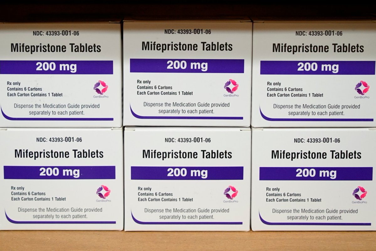 Thousands of women in states with abortion bans and restrictions are receiving abortion pills in the mail from states that have laws protecting prescribers, a new report shows. trib.al/PkDWnnm