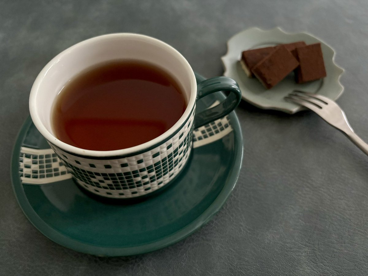 CHA TEAさんの
ルフナ サンドラエッラ茶園🫖

あまーい香り😌ずっと楽しめます
優しいコクでとても飲みやすいです✨

オトモにロイズの生チョコ。シャンパン🍾とチョコバナナ味🍌チョコバナナがすごく相性良いかも😆意外と大人ぽい味なんですよね #茶好連