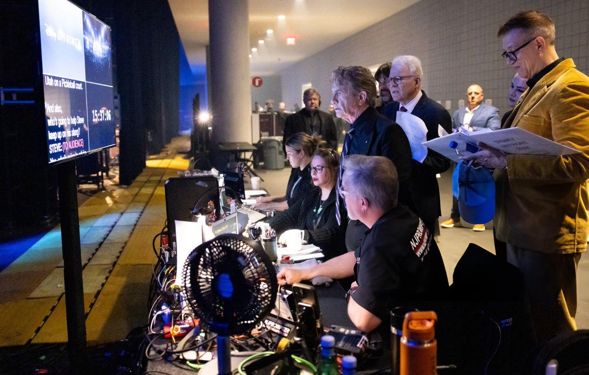 Novas fotos de Selena Gomez com a equipe de #OnlyMurders nos bastidores do Disney Upfront.