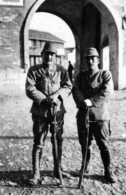 Two Japanese officers betting over who could kill a hundred men with a sword the fastest. This dispute would later become known as the 'Hundred Man Sword Killing Contest'. Photo by Shinju Sato. 

#NanjingMassacre #HistoricalPhotography #WarCrimes #JapaneseHistory #ChineseHistory