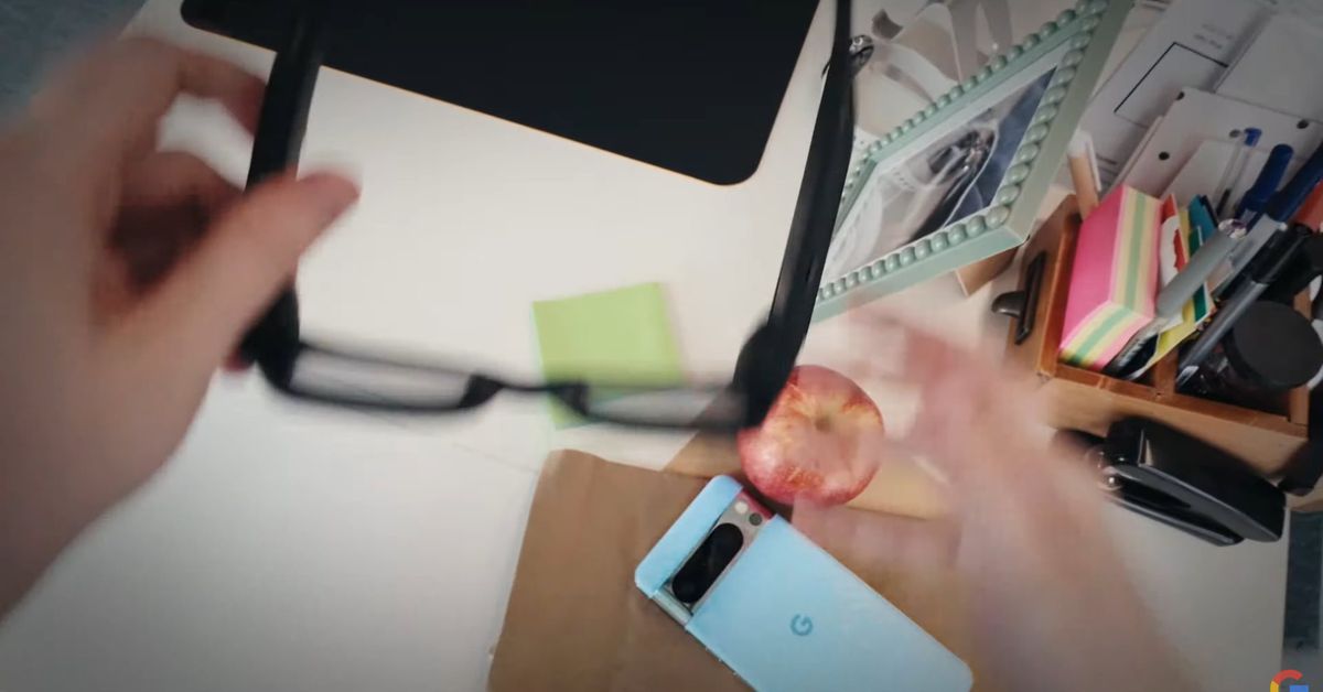AnaKanaVR's tweet photo. Blink and you missed it: Google has a new pair of prototype AR glasses https://t.co/K8ywDHHOrE https://t.co/Dr3J4acoyY