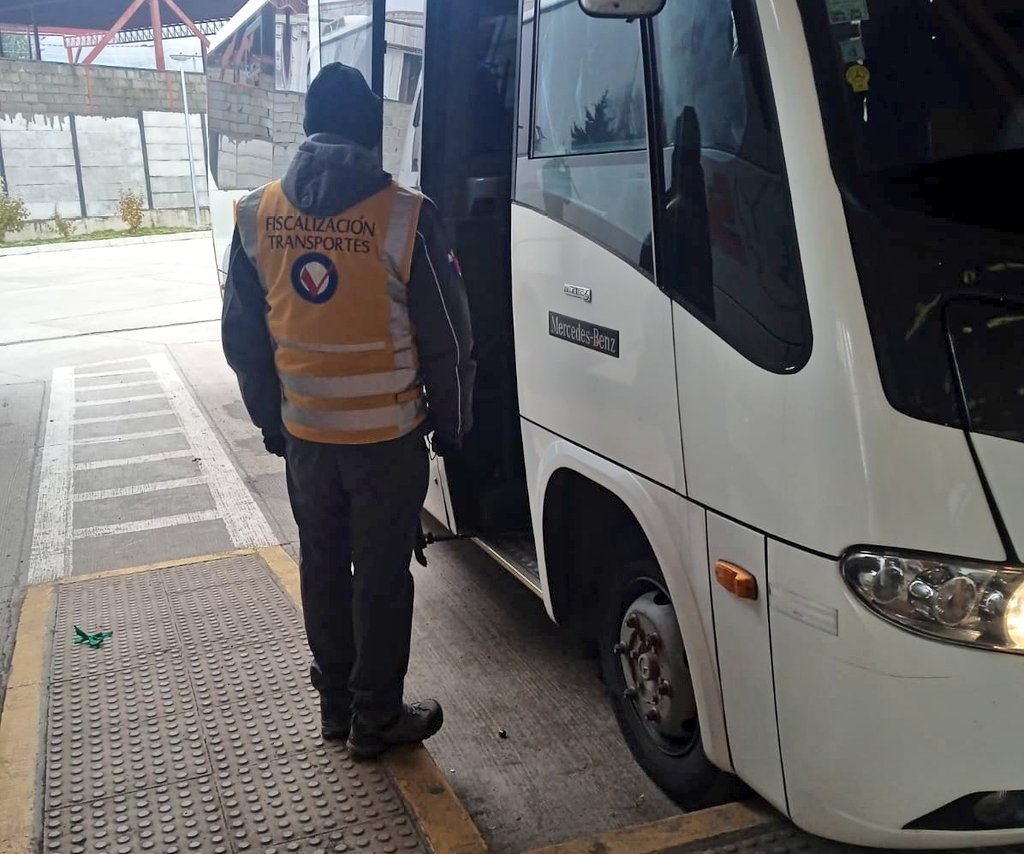🚨 #AgendaMTT
📍 #Coyhaique

En una jornada marcada por las bajas temperaturas, nuestros inspectores @Fisca_MTT realizaron diversas labores: 

🔹️Control documentación taxis básicos.
🔹️Revisión de inspector civil a transporte público.
🔹️Control de tarifas en buses rurales