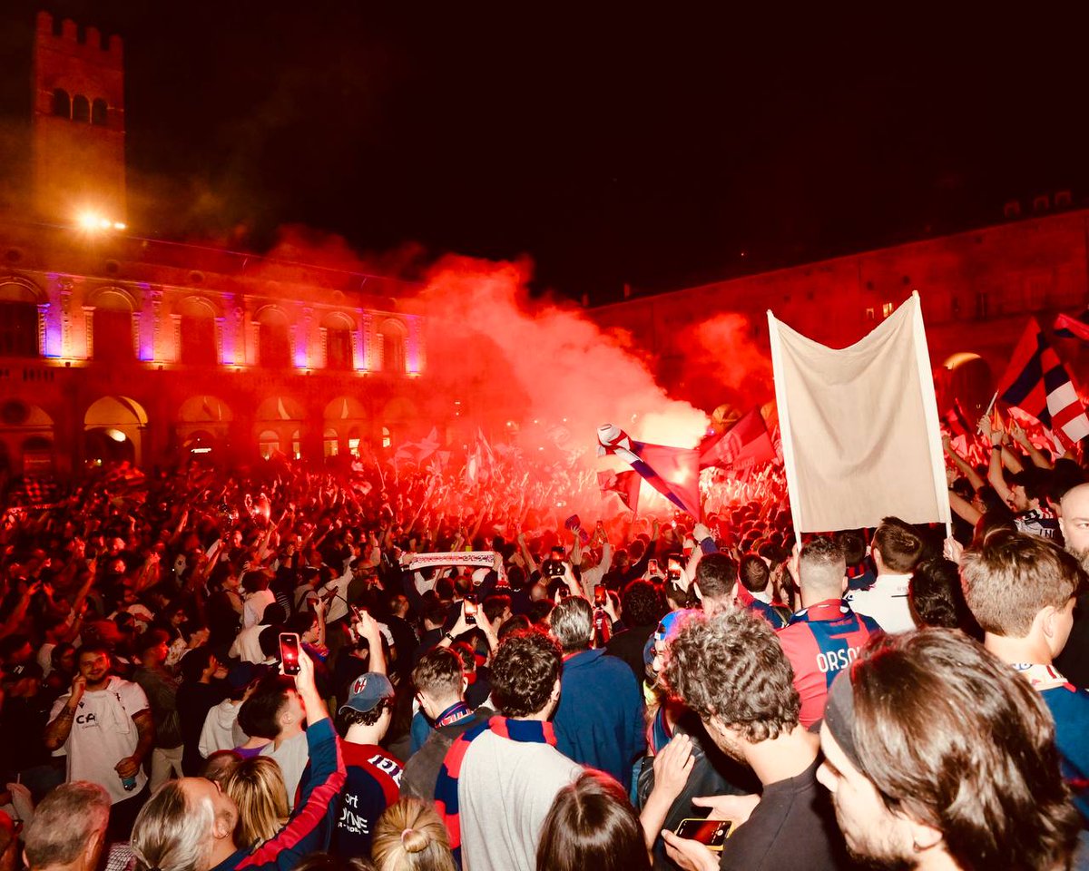 Impresionante , así fue la celebración en las calles de Bologna por la clasificación del equipo a #UCL , histórico para este club y un trabajo sensacional de un DT que promete Thiago Motta