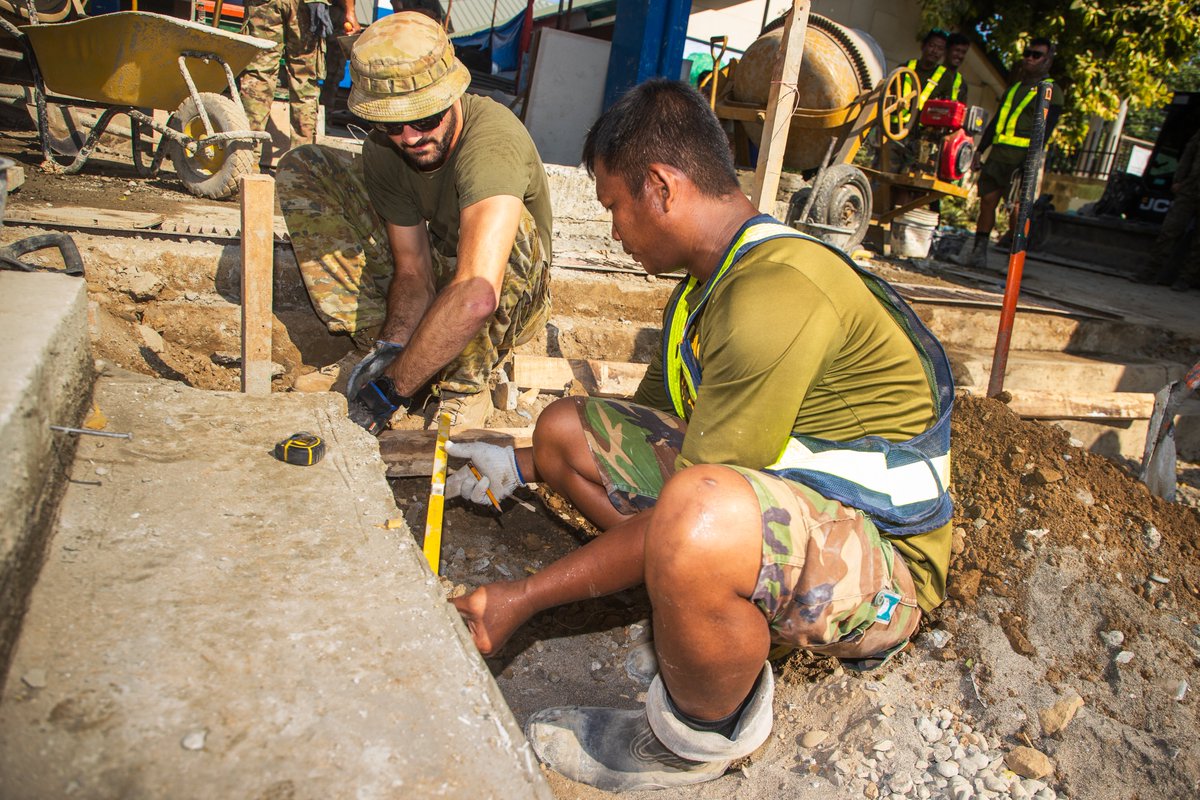 Building friendships in the Philippines 🤝 #AusAirFocre tradespeople have worked together with their counterparts from the @PhilAirForce and @usairforce to build a new classroom during Exercise Balikatan. Read more ➡ bit.ly/3QGRLsU @PACAF @INDOPACOM