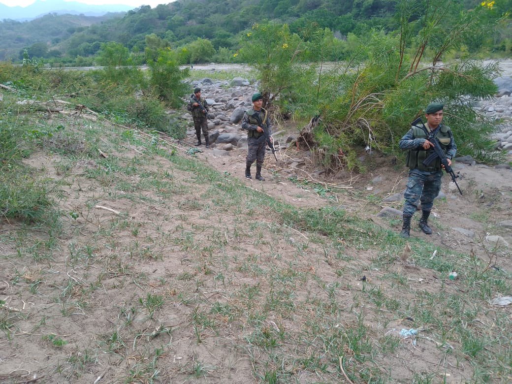 Cuidamos nuestras fronteras. 🫡🇬🇹

Soldados de la Tercera Brigada de Infantería del #EjércitoGT, realizan patrullajes en el Límite Político Internacional #Guatemala-#ElSalvador, con el objeto de garantizar seguridad a la población guatemalteca. 🇬🇹🤝🇸🇻