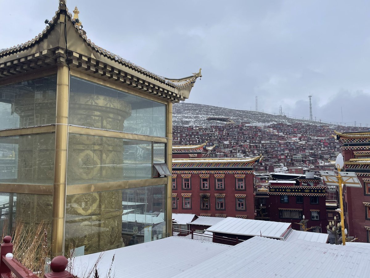 PieraChen's tweet photo. It snowed thrice in my 4 hrs at the Serta Larung Five Science Academy. Located in the Garze Tibetan Autonomous Prefecture, “Larung Gar” is the world’s largest school of Tibetan Buddhism. The 40,000 nuns &amp; monks here reside in dormitories built on hillsides. https://t.co/tfqWwuZshK