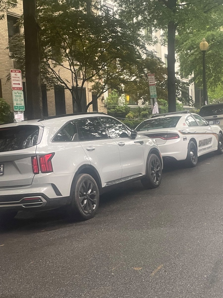 @dcmayorsoffice @DCPoliceDept @311DCgov Foggy Bottom. Above The Law. 1010 25th St NW. 3 out of state police vehicles parked ILLEGALLY blocking fire hydrant & No Parking zone last 4 days. Multiple calls to 311 w no action!!