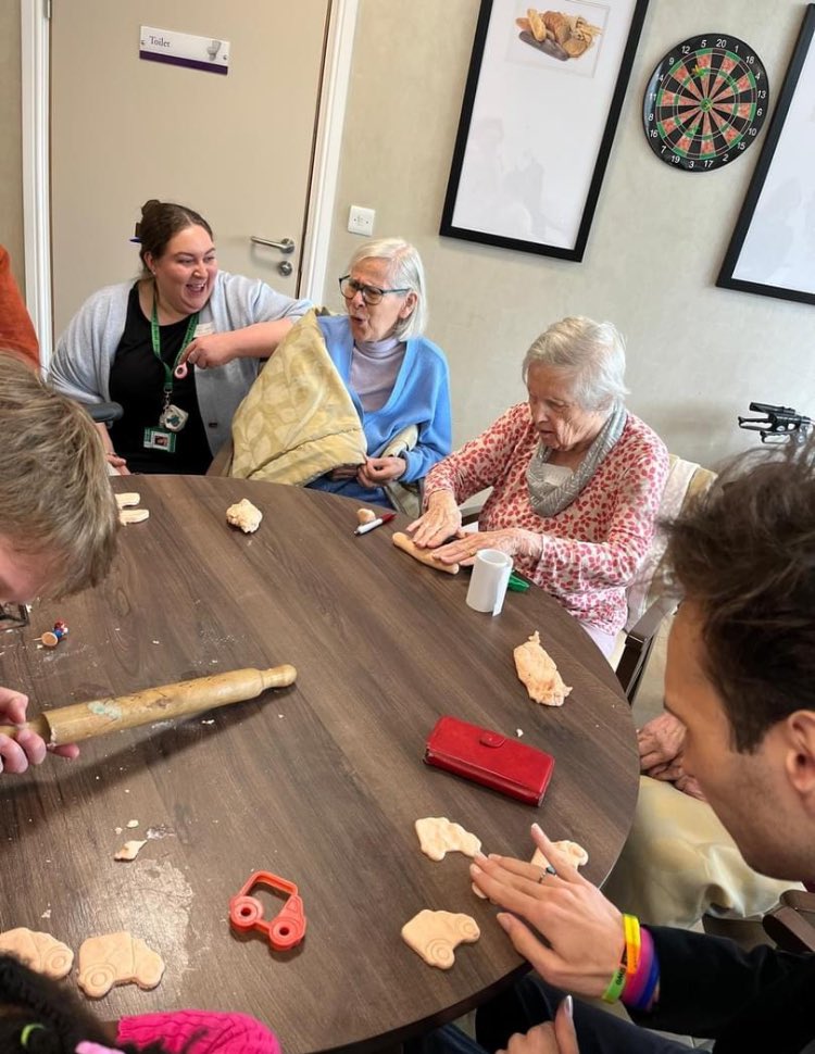 The residents and nursery children had a fantastic time today making play-doh whilst exploring their creativity. #communitylinks #CreativeMinds #tuesday @Mayflower_Court @AnchorLaterLife @Communicare_SO @carehome_co_uk