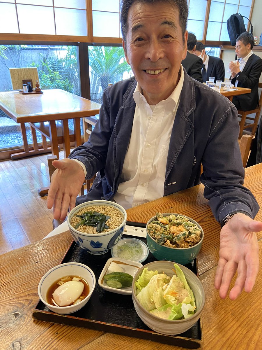 グッモー✌️行きつけの蕎麦屋『福田屋』さん。お腹を満たしたい方には絶対お勧め『かき揚げ膳』。しかし、美味しい事は間違い無いけど、このボリューム！「毎回食べていたら“肥え“ちゃうね」と食した方の、お“肥え(お声)“です♪この後体重計に乗るのが“肥え(怖えー)“な〜んて。ははは、一度ご試食を🤗