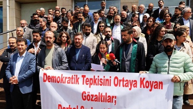 Van'daki gözaltılar, adliye önünde protesto edildi! gazetevan.com/haber/van-habe… #van #vanhaber