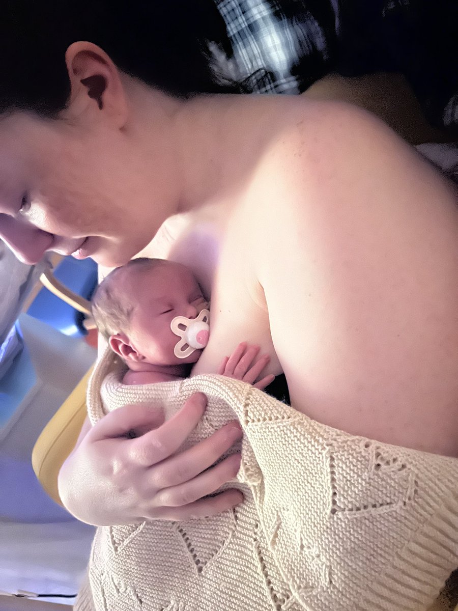 Kangarooathon has begun on the neonatal intensive care unit at @UHSFT! This little one is having skin to skin with her mummy for 2 hours! (parental consent obtained for picture) #kangarooathon #kangaroocuddle #kangarooawarenessday #skintoskin