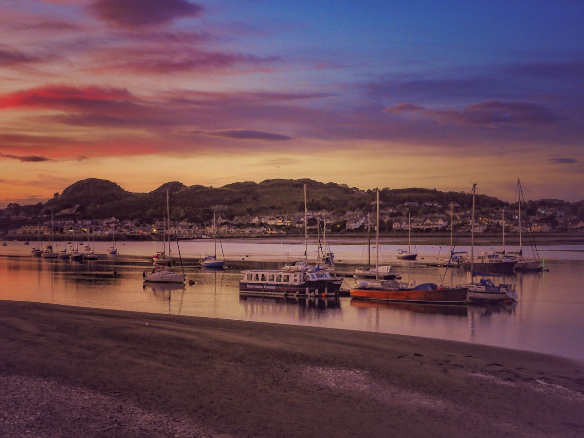 'A Sunset Sky', Deganwy & Conwy Quay taken from Lower Gate Street, Conwy tonight 🚤🛶🌅⛵️ @Ruth_ITV @DerekTheWeather @ItsYourWales @walesdotcom @BBCWalesNews @ITVWales @visitwales @northwalesmag @cadwwales @ConwyCastleView @NTCymru_ @S4Ctywydd @cadwcymru #ThePhotoHour