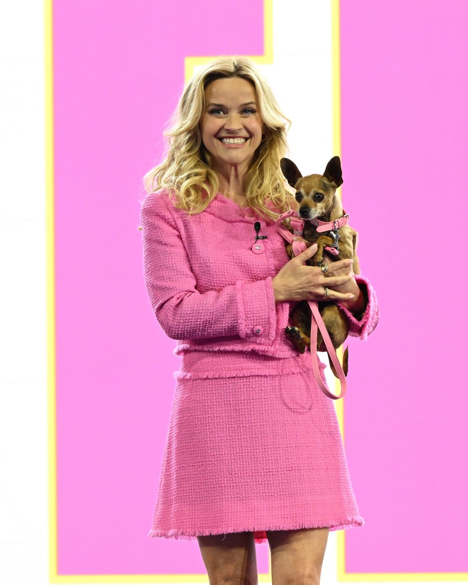 enews's tweet photo. 🔗: https://t.co/VbvNnWPEYB
Your favorite vegetarian gemini is BACK. 🩷 Reese Witherspoon revealed we're getting a #LegallyBlonde prequel. https://t.co/OQB8Y9YwwB