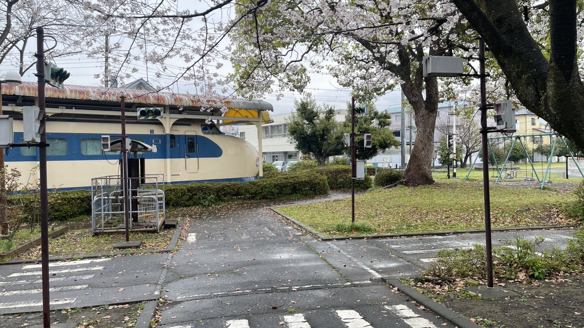桜の咲く季節に新通町公園を見学⛲️
0系が保存されている交通公園、5インチゲージ線路は園内を最大限使用した大きな8の字レイアウト、次は運転日に乗りに行きたい。