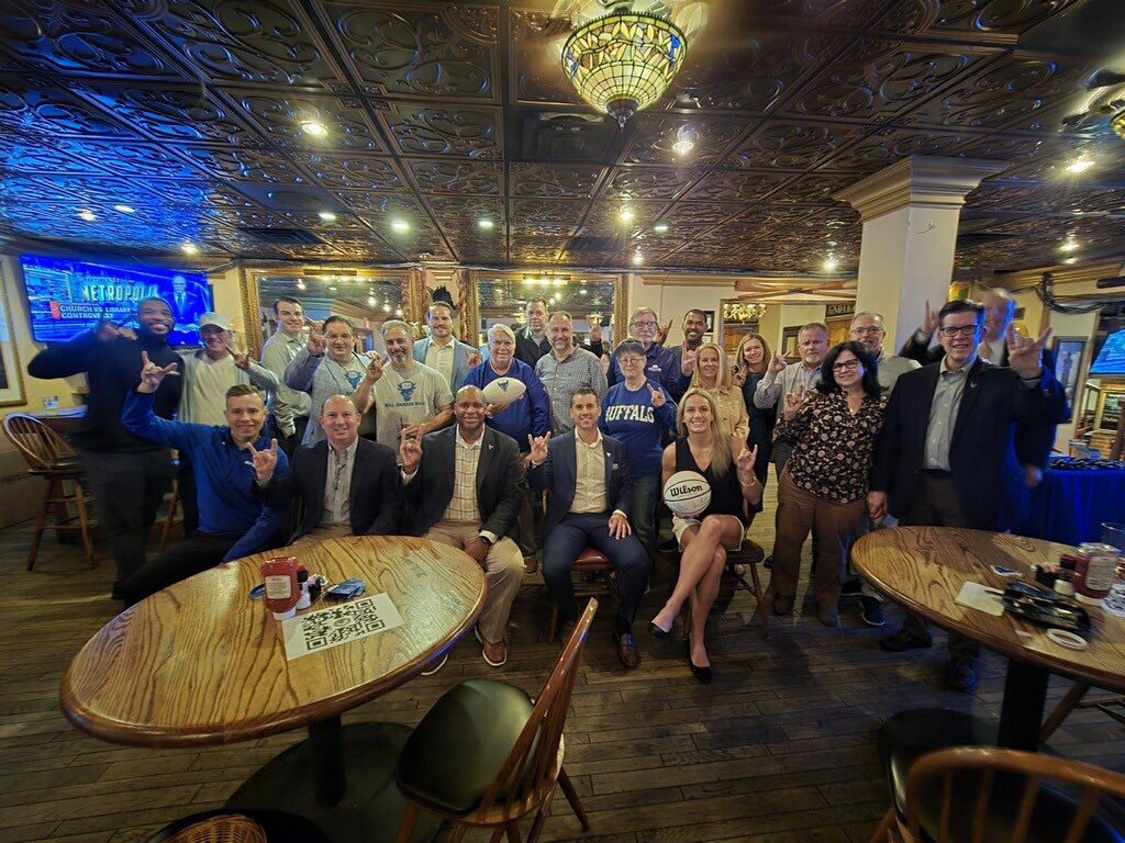 Always great to get the family together In Philadelphia!

Great first Caravan Stop.

#UBHornsUp 🤘