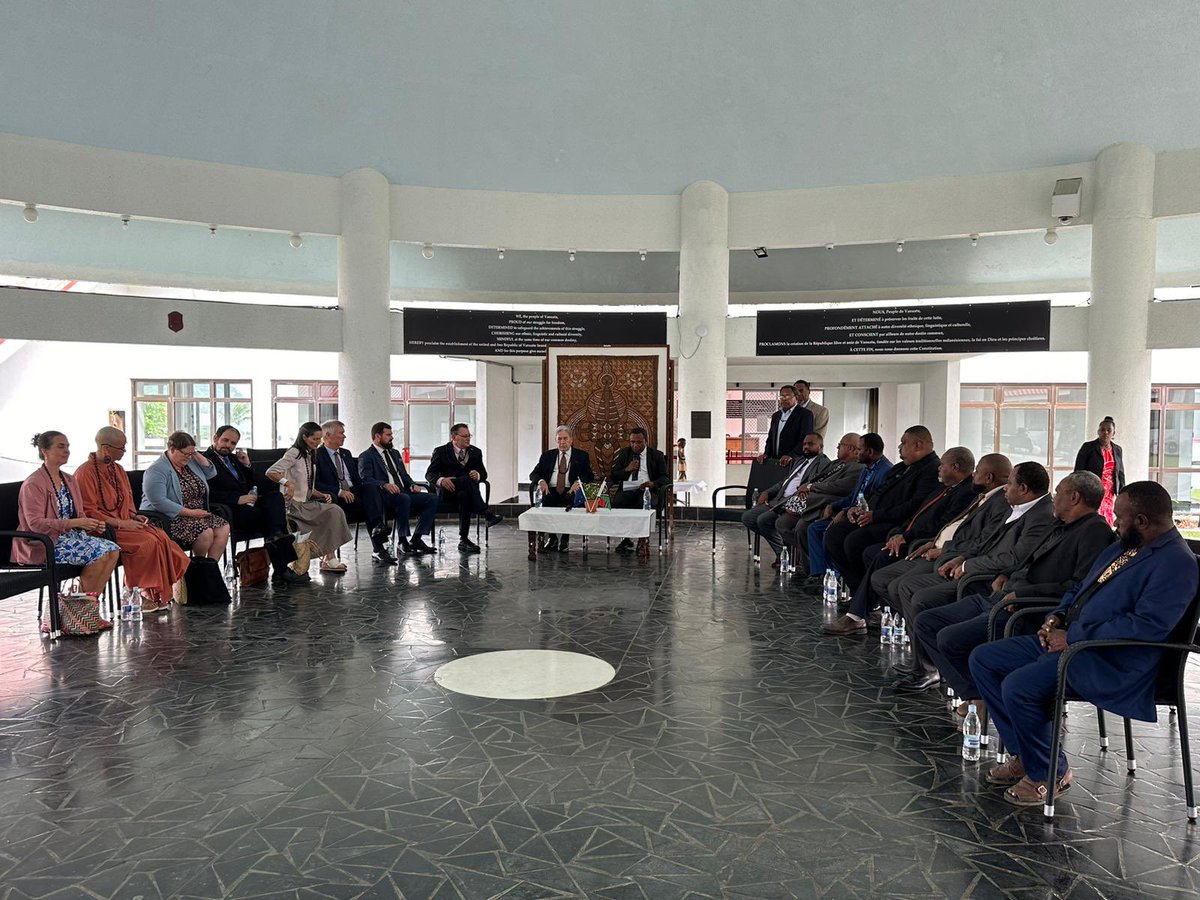 The delegation is pleased to meet Leader of Opposition, Shadrack Gracia, and nine other Opposition MPs at Vanuatu’s Parliament.

They discussed our countries’ Parliamentary democracies, recent developments in Vanuatu, and scope for enhanced bilateral cooperation.

🇻🇺 🤝 🇳🇿
