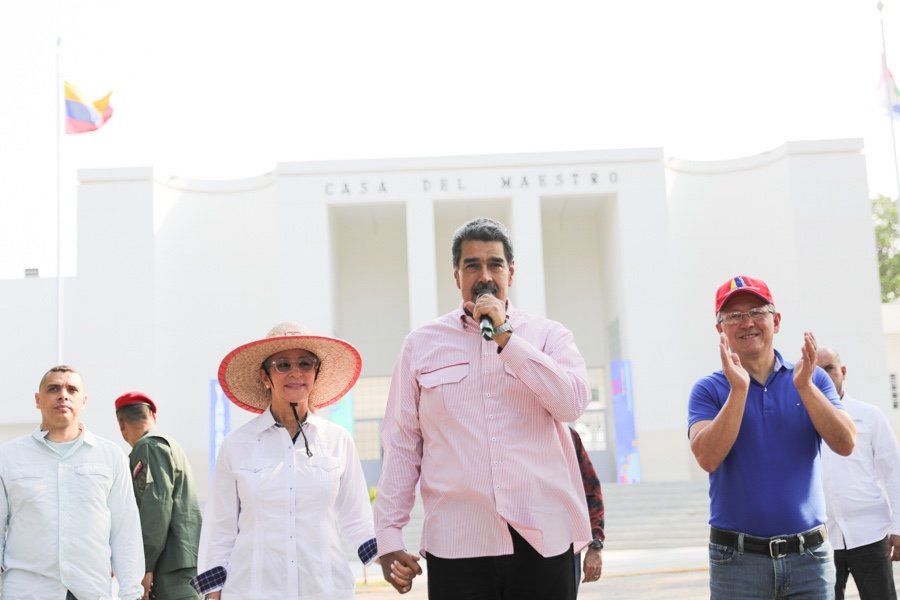 #Ahora Pdte. @NicolasMaduro: Hago un llamado a los alcaldes y gobernadores, para que incorporen al gremio odontológico en una alianza público-privada, escuchen sus propuestas y las discutimos. Vamos juntos a llevar esta tarea en los hombros. #14May #VenezuelaVaPaArriba