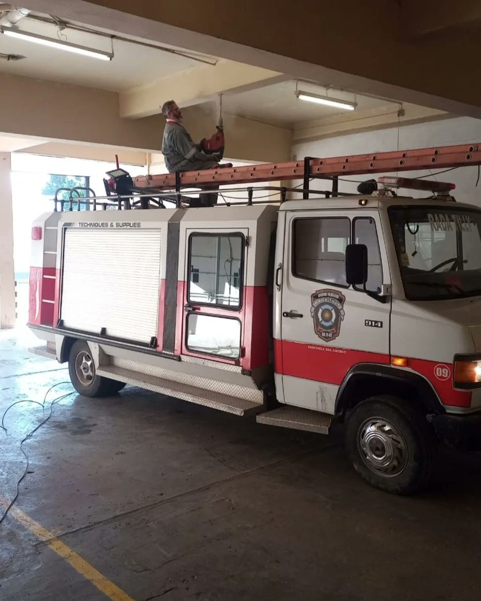 BomberosRTilly's tweet photo. Agradecemos al Señor Fabian Levang de Electro Juan S R.L. por la instalación de 9 anclajes químicos Hilti en nuestro cuartel, los mismos servirán para realizar prácticas de rescate con cuerdas. https://t.co/7KRvMwcCaC