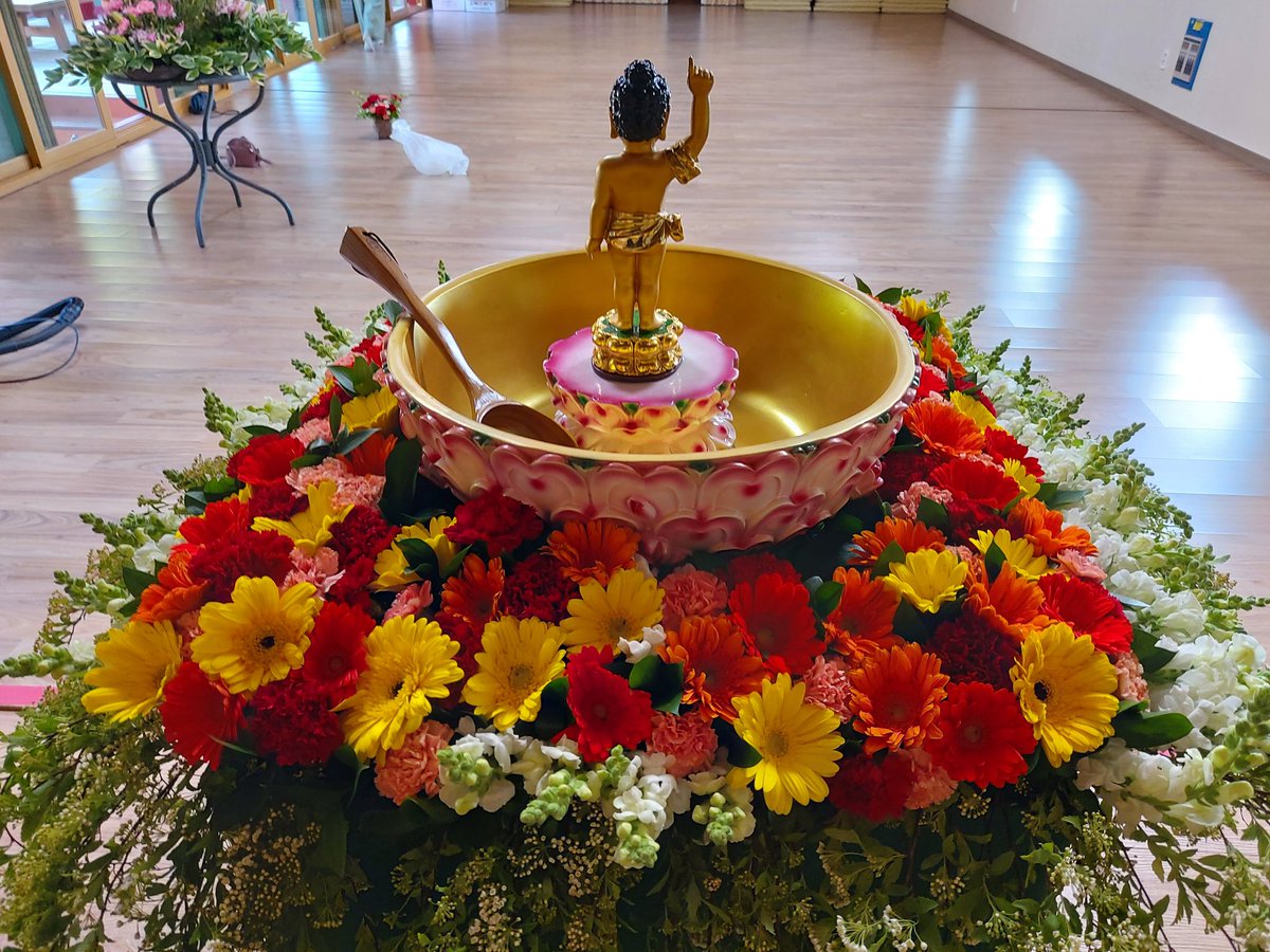 우리절 관불의식 꽃장식
어제는 오전에 수업하고
절에 올라가 종일 꽃장식을 했어요
허리도 다리도 아팠지만
많이 행복했네^^