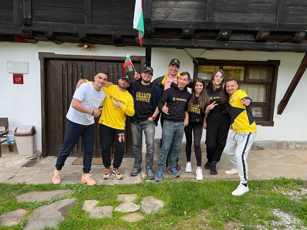 Earlier this week, our #BinanceAngels came together for an energizing team-building session in Bulgaria 🇧🇬.

Together, they're taking their collaboration to new heights and strengthening the #Binance community.