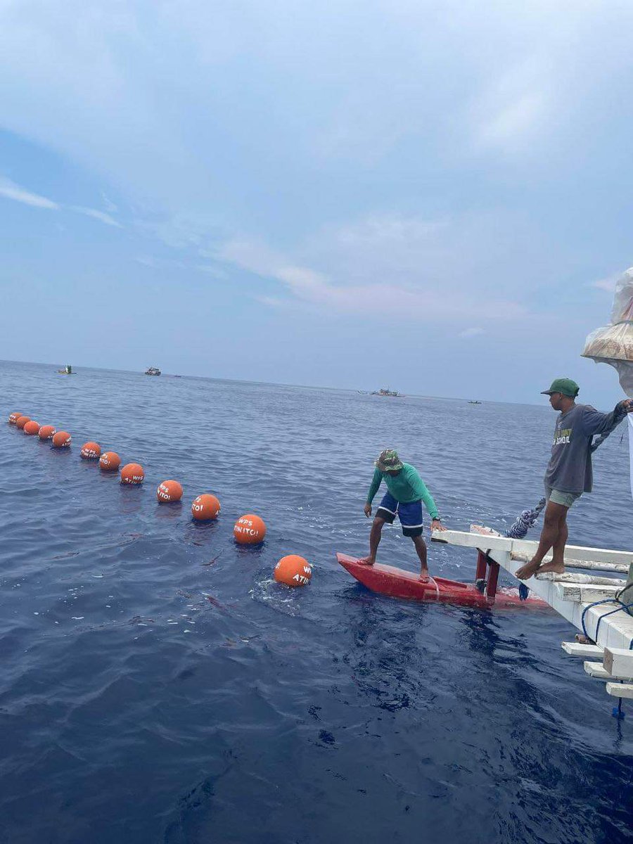JUST IN: Atin Ito Coalition successfully installs floating markers in the West Philippine Sea within the country's exclusive economic zone.  | via @MB_mrtnsdngdng 

📸: Atin Ito / Akbayan Party