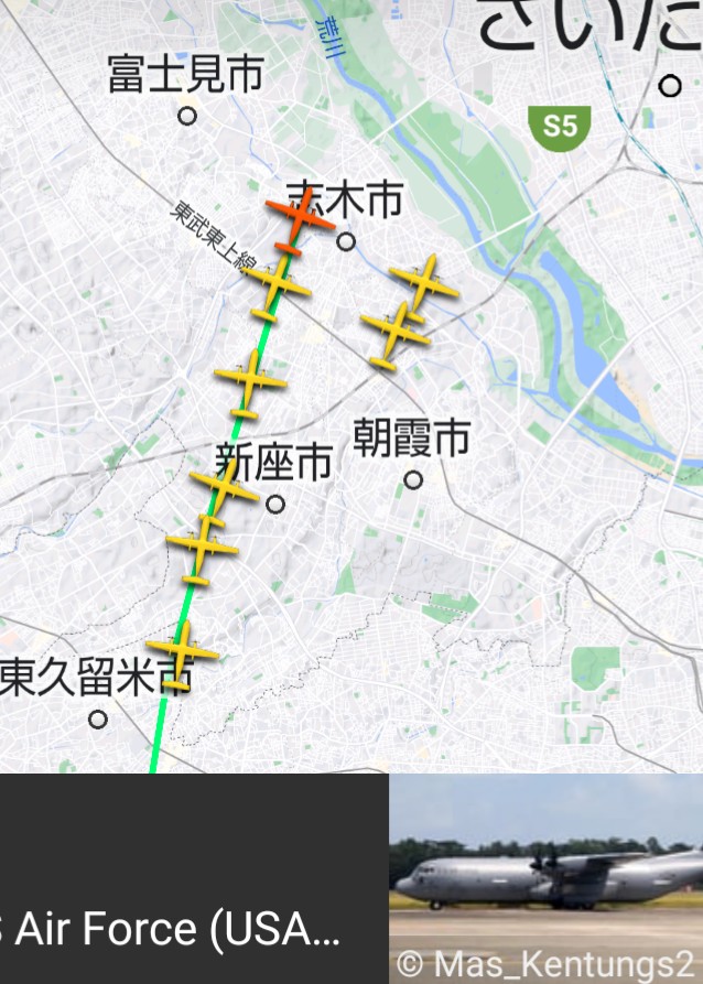 何か変な音がすると思って空を見上げたら、C-130が8機の連隊組んで、上空を飛んでた。
結構、圧巻だった。
どこに向かうんだろうか？
#横田基地