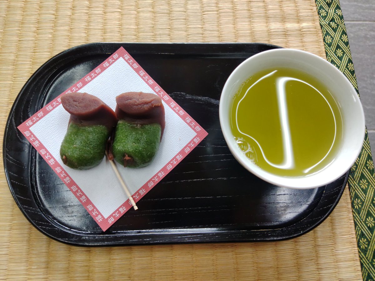 せっかく三島来たから三嶋大社へ参拝🙏

寺社仏閣の雰囲気は落ち着く😑

参拝終わりにお茶とお餅をいただく。

食い過ぎだな🙄