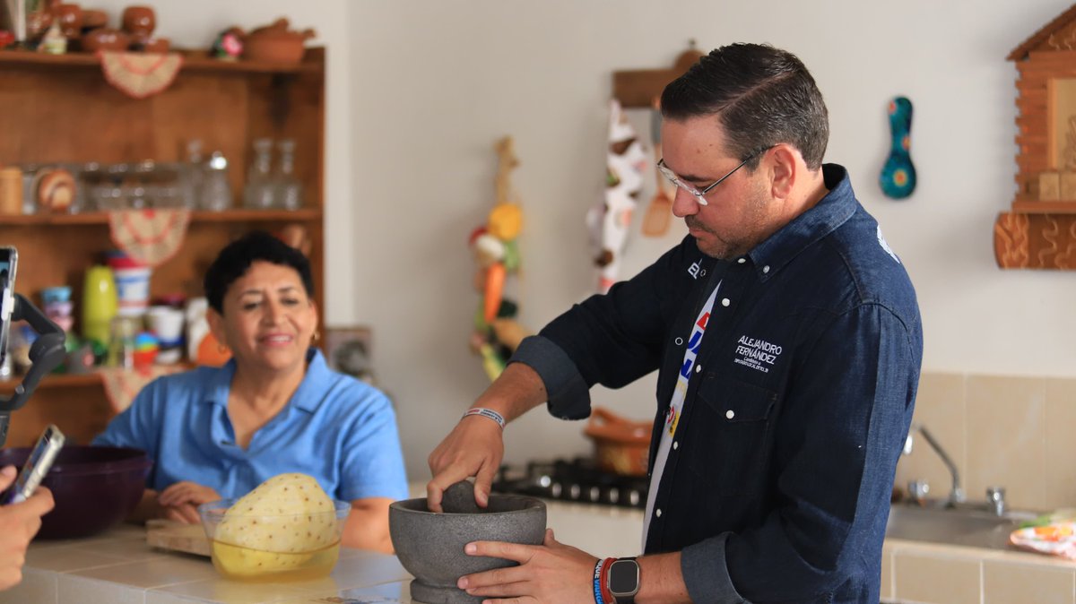 Gracias a mi amiga Ma. Eugenia Cruces por invitarme a su casa en #Atenco para platicar con sus vecinas y vecinos #SinTantoRollo. Juntos resolveremos la problemática que los afecta. @XochitlGalvez @EnriqueVargasdV @Silviavivesf #AlejandroFernández #FuerzaYCorazónPorElEdoméx