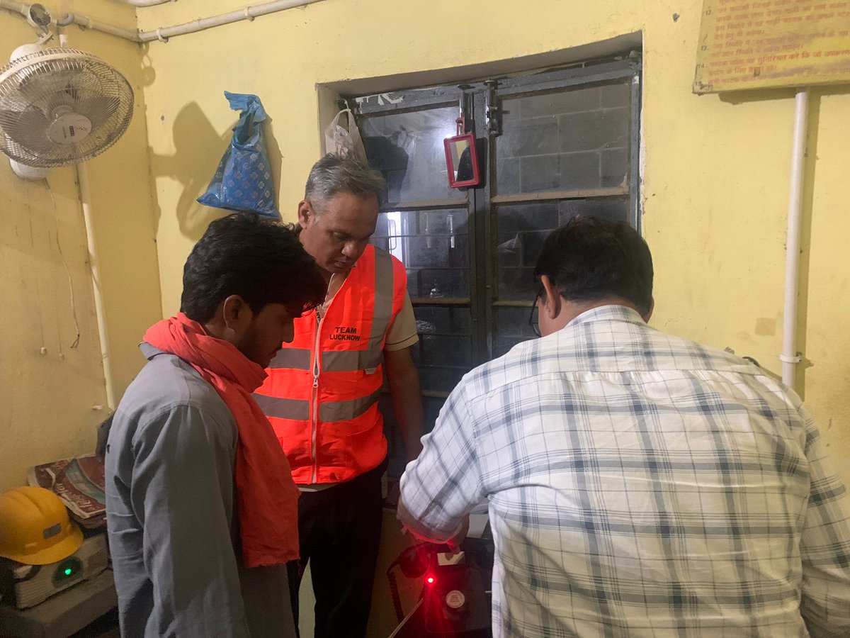 Last night, 14th/15th of May-24, DRM/LKO Shri S M Sharma, along with divil. officers, conducted an inspection of the LKO-Rae bareli-Unchahar sec. The focus of the inspection was on evaluating the alertness of field staff, their adherence to safety protocols in train operations.