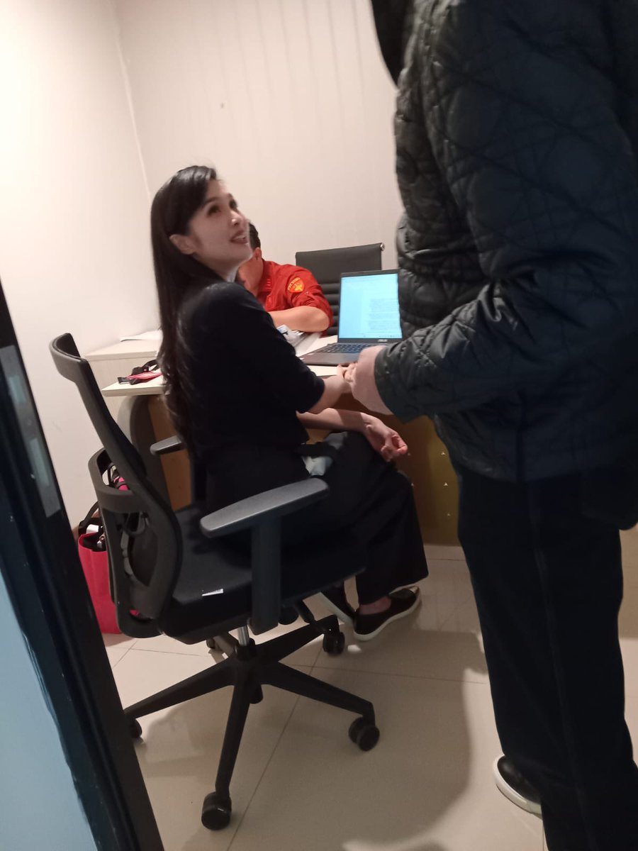 Breaking News
Udah Malu Jadi Princess

Hari Rabu pagi, princess Sandra Dewi diam-diam hadiri pemeriksaan terkait korupsi timah di Kejagung. 

Berbeda dari pemeriksaan  pertama kali ini ga tebar senyum &amp; salam cinta lagi. Pakaian yg digunakan juga berwana hitam bukan putih.