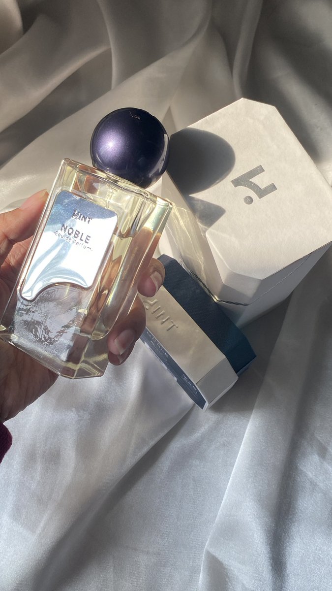 kalo aku kasih GIVEAWAY ini mau ga? aku cuman pake untuk review 😍🫵 

cuman RT &amp; love juga komen pake emoji 🫶🏻

nanti aku umumin akhir bulan ini yah #Giveaway #parfumelokal