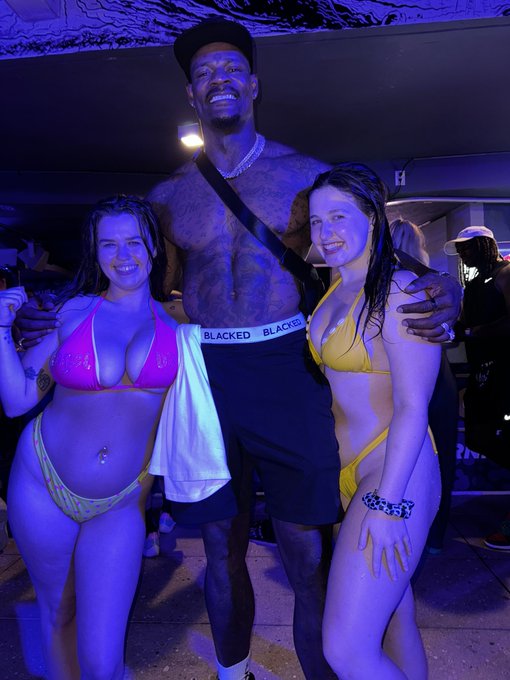 1 pic. Me and @bubblebbratz met @iamjasonluv tonight! So sweet :) https://t.co/Mib7mhDpwF