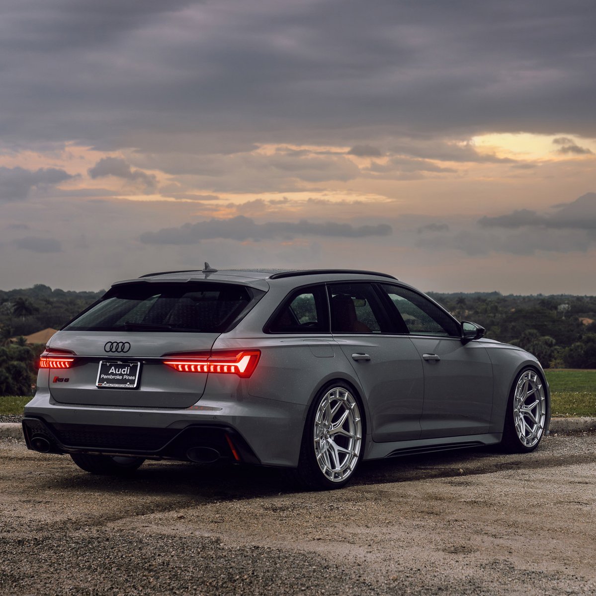 AUDI RS6 – HFX SERIES: HFX-1
サイズ：F :22x10.5 / R : 22x10.5
特徴あるリップデザイン＆凝った形状で新しい存在感を示すホイール。
vossen.jp/wheel/hfx-1.php
#VOSSEN #VOSSENJAPAN