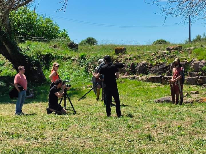 Retour photo sur notre tournage samedi dernier sur la phalange macédonienne au site archéologique d'Olbia. Un temps idyllique dans un cadre magnifique 🤩 (photos propriétés du Site Archéologique d'Olbia)