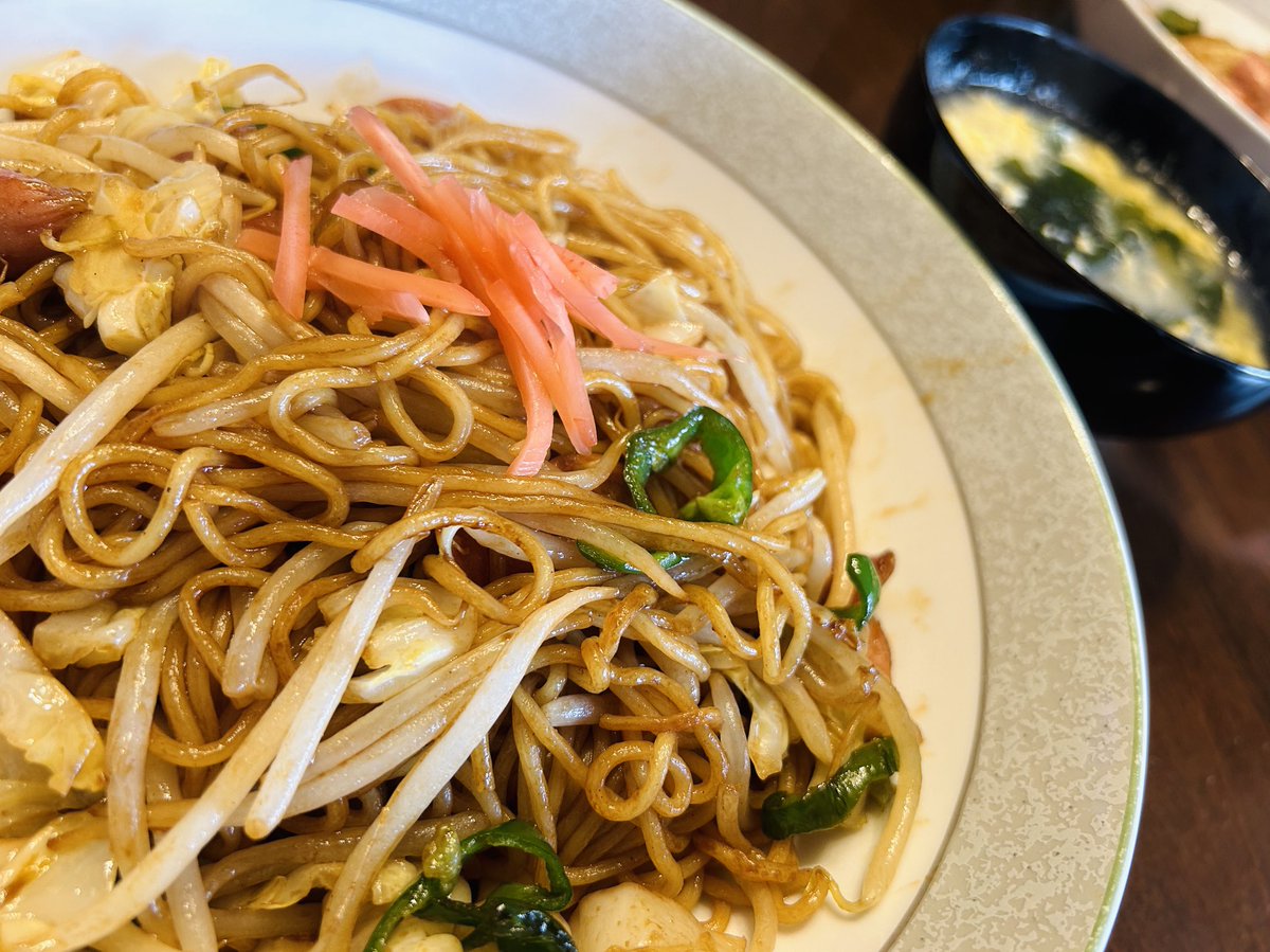 水曜日の昼ごはん。
今度はソース焼きそば。キャベツが高いので少ししか入れられなかったです。玉子スープ。お天気ははっきりしないけど、雨は降りそうもないね。
#おうちごはん #焼きそば #マルちゃん