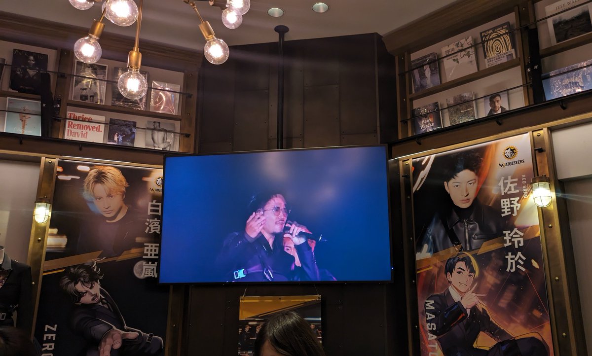 BOTのカフェに来たー
超東京二段お重おいしかった！ライブ映像流れてるしサイコー空間🤟