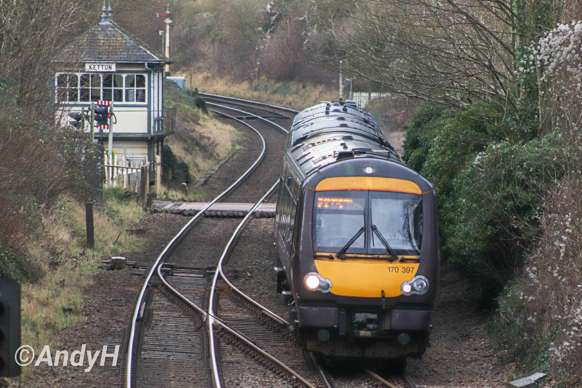 #OneSeventyWednesday A look back to 2023. @CrossCountryUK 170397 passes Ketton signal box & road crossing last December working 1L00 07.05 Gloucester to Stansted Airport. #ChristmasEveEve #CrossCountryTrains #Rutland #Class170 23/12/23